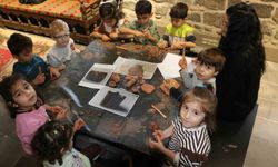 Diyarbakır İçkale Müzesi'nde kurulan çocuk atölyesinde çocuklar kendi eserlerini yapıp sergiliyor