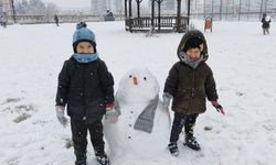 Diyarbakır'da kar sevinci: Çocuklar sokaklara koştu