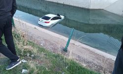 Diyarbakır'da otomobil su kanalına uçtu
