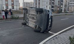 Diyarbakır'da trafik kazası: Araç yan yattı, 2 kişi yaralandı