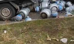 Diyarbakır'da tüplerin yola savrulduğu kaza ucuz atlatıldı