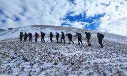 Doğaseverler 3 bin 395 rakımlı Vivara Dağı'nda zirve yaptı