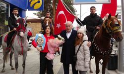 Dünya Boks Şampiyonu Turhan, memleketi Bayburt'ta davul zurnayla karşılandı