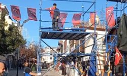 Edirne'de caddede bayrağa saygı: Türk bayrağını öperek kaldırdı