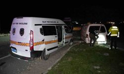 Edirne'de 'dur' ihtarına uymayan minibüs 8 kilometrelik kovalamaca sonrası yakalandı: Araçtan 20 göçmen çıktı