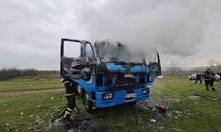 Edirne'de park halindeki kamyon alevlere teslim oldu