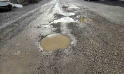 Edremit'te yeni yapılan yolda bir buçuk ayda çukurlar oluştu
