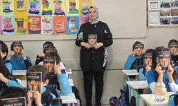 Ekran bağımlılığı haberinin etkisinde kaldı, kitap yazarak öğrencilerine yol gösterdi