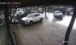 El freni çekilmeyen otomobil, başka araca çarptı