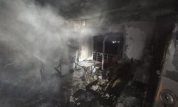 Elektrik kontağından çıkan yangında alevlere teslim olan ev kullanılmaz hale geldi