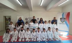 Erzincan'da 'Hep Birlikte Aileyiz' Projesi kapsamında öğrencilere tekvando kıyafeti desteği