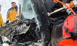 Erzincan'da yolcu otobüsü tıra çarptı: 3 yaralı