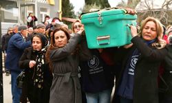 Eşi tarafından öldürülen kadının tabutunu kadınlar taşıdı