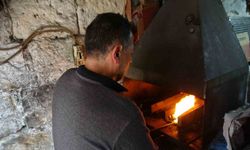 Eski yöntemlerle ürettiği kebap şişlerini 15 ülkeye ihraç ediyor