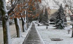 Eskişehir güne kar sürpriziyle uyandı