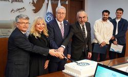 EÜ Senatosu'nda gururlandıran başarı pastayla kutlandı