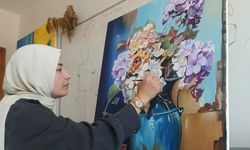 Fatsalı kadın ressam, çocukluk hayallerini tuvale yansıtıyor