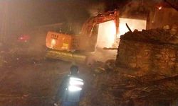 Feke'de ev yangını: bir ev kül oldu, lojman zarar gördü