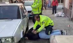 Film sahnelerini aratmayan anlar, polis böyle etkisiz hale getirdi: Ehliyetsiz sürücünün faturası ağır oldu