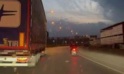 Fırtınada motosikletliye duvar olan tırcı yürekleri ısıttı