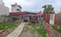 Fırtınanın çatısını uçurduğu evde mahsur kalan 3 kişiyi itfaiye kurtardı