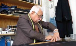 Gaziantep'te 67 yaşındaki terzi ustası, elinden kitabı düşürmüyor