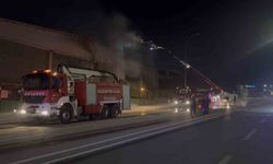 Gaziantep'te ambalaj fabrikasında yangın: 1 işçi dumandan etkilendi