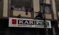 Gaziantep'te yürekleri ağza getiren an: Balkonda asılı kalan çocuğu kurtardı