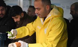 Gaziosmanpaşa'da Başkan Vekili Karadeniz'den Hamsi Festivalinde gitar sürprizi