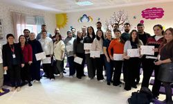 Gebe Okulu'nu tamamlayan anne adaylarına katılım belgesi