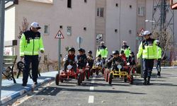 Geleceğin sürücüleri trafik parkurunda