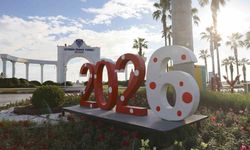 Geri dönüşümle hazırlanan yeni yıl süslemeleri Mersin'i renklendirdi