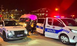 Girdiği markette raftaki şişeleri kırdı