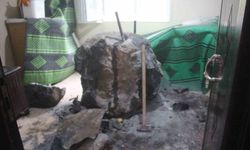 Giresun'da riskli bölgedeki kayalar kaldırılırken kopan kaya parçası evin içerisine girdi