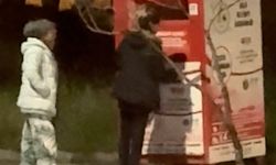 Giysi kumbarasından kıyafet çaldılar