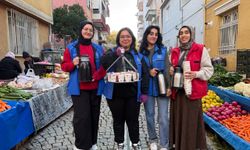 Gönüllü gençlerden pazar esnafına sıcak ikram
