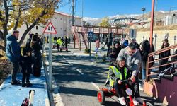 Hakkari polisi özel gereksinimli çocukları trafik eğitim parkında ağırladı