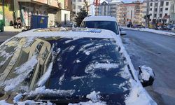 Hakkari'de araç camları buz tuttu