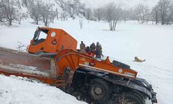 Hakkari'de iş makinesi devrildi: 2 yaralı