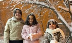 Hakkari'de yoğun kar yağışı en çok çocukları sevindirdi