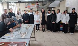 Halka açık kafede öğrenciler hem öğreniyor hem üretiyor