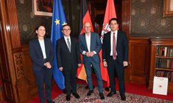 Hamburg Başkonsolosu Alver, belediye sarayına Togg ile geldi
