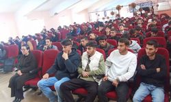 Hamur'da gençlere 'Hayatın ritmi namaz' sunumu