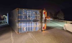 Hatay'da fırtına nedeniyle tırlar devrildi