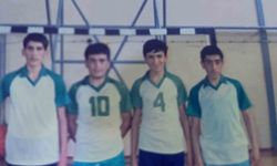 Hem öğrenci, hem okul müdürü olarak voleybolda kupalar kaldırmayı başardı