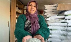 Hem satıyor hem anlatıyor: 4 çocuk annesi Çankırı'nın meşhur tuzuyla 6 yıldır geçimini sağlıyor