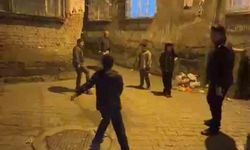 Hendek ve çatışmalarla gündeme gelen Sur'da polis ve çocuklar gece saatlerinde top oynadı