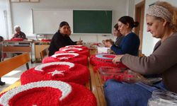 Hozat'ta 16 kadın, yapay çiçeklerle Türk Bayrağı üretiyor