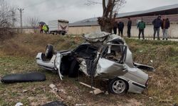 Hurdaya dönen otomobil sürücüsü hastanede hayatını kaybetti