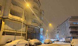 Iğdır'da kar yağışı şehir merkezini beyaza bürüdü